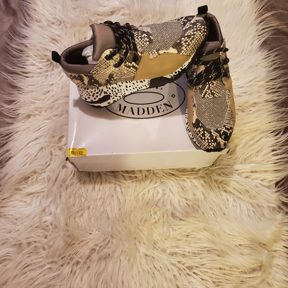 Women Steve Madden cliff hanger sneakers
